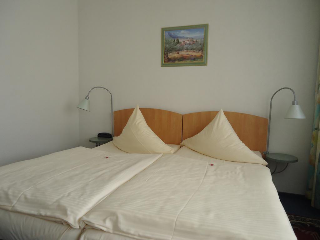 Hotel Central Oberursel Bagian luar foto